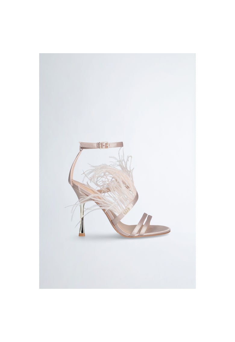 Sandale cu aplicatii cu pene 1 Sandale cu aplicatii cu pene