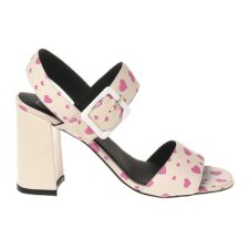 Sandale cu imprimeu cu inimi si toc masiv