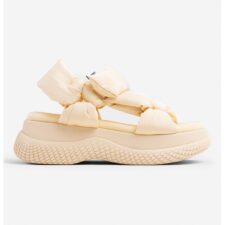 Sandale cu inchidere velcro si aspect matlasat