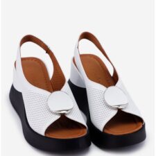 Sandale dama albe din piele prevazute cu un ornament