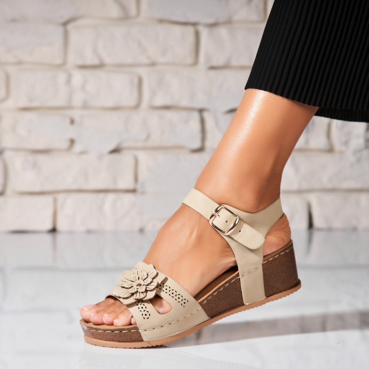 Sandale dama cu platforma Bej din Piele Ecologica Sayaka 1 Sandale dama cu platforma Bej din Piele Ecologica Sayaka