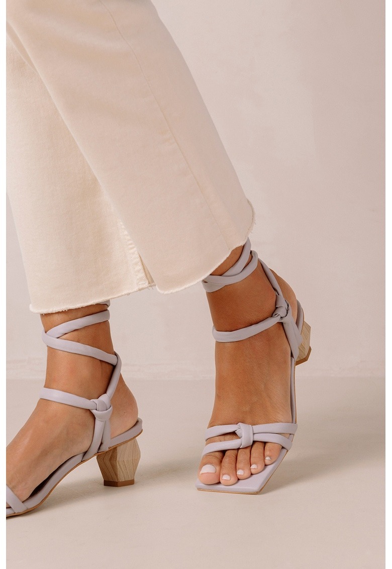 Sandale de piele cu bareta infasurabila si toc masiv 1 Sandale de piele cu bareta infasurabila si toc masiv