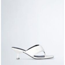 Sandale de piele cu bareta separatoare si monograma